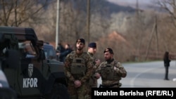 Военни от мироопазващите сили в Косово - КФОР - патрулират край блокиран път в Рударе в Северно Косово, 29 декември 2022 г. 