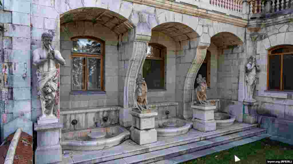 Sculpturile originale ale acestor himere și a satirului cântând la flaut au semne de neglijare.&nbsp;
