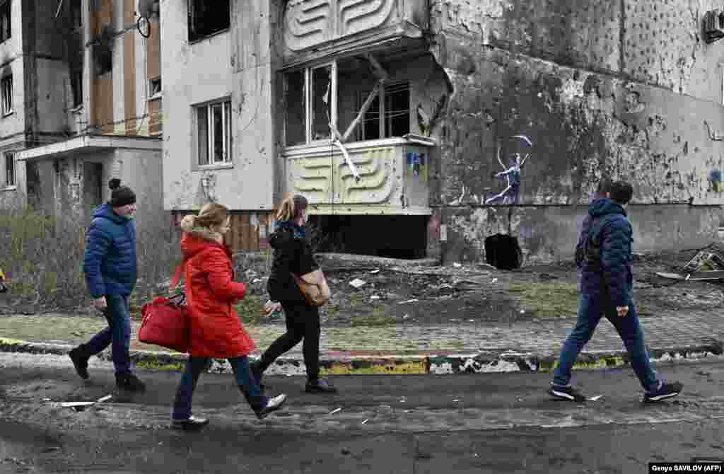 Mural neuhvatljivog britanskog umjetnika Banksya prikazuje gimnastičara koji sa povredom vrata izvodi vježbu s trakom. Naslikan je na zidu zgrade u jednom od razrušenih stambenih naselja Irpina. Grad je nedavno ovom umjetniku, čiji pravi identitet nije poznat u javnosti,&nbsp;dodijelio titulu počasnog građanina jer je &quot;skrenuo pažnju svjetske zajednice na razmjere razaranja Irpina&quot;. &nbsp;