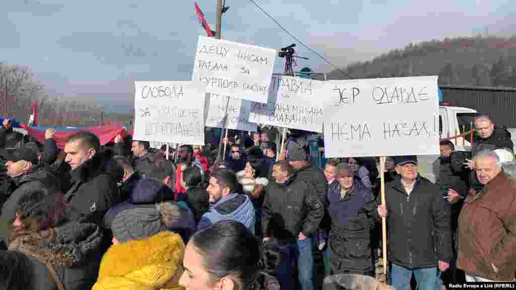 Disa nga qytetarët e mbledhur në Rudarë, me të cilët ka biseduar REL-i, thanë se kanë ardhur për të luftuar për të drejtat e tyre, por ka edhe nga ta që deklaruan se u detyruan të vijnë. Tubimet e tilla janë “obligim pune” për punonjësit në institucionet serbe në Kosovë.