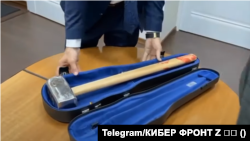 Евгений Пригожин публикува видео, на което се вижда как негов представител носи калъф с ковашки чук на "Вагнер" с червени петна като от кръв