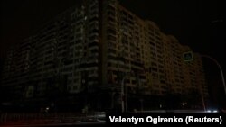 Rusia ka goditur rrjetin elektrik të Ukrainës dhe pjesë tjera infrastrukturore përmes sulmeve ajrore qe disa javë rresht, duke lënë në terr miliona ukrainas, përfshirë në kryeqytetin e vendit, Kiev. 25 nëntor 2022.