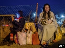 Mulți dintre refugiații ucraineni au ales să rămână în Polonia, pentru că limbile sunt mai similare și pentru că țara a oferit de la bun început un regim mai ușor de stabilire a refugiaților și integrare pe piața muncii.
