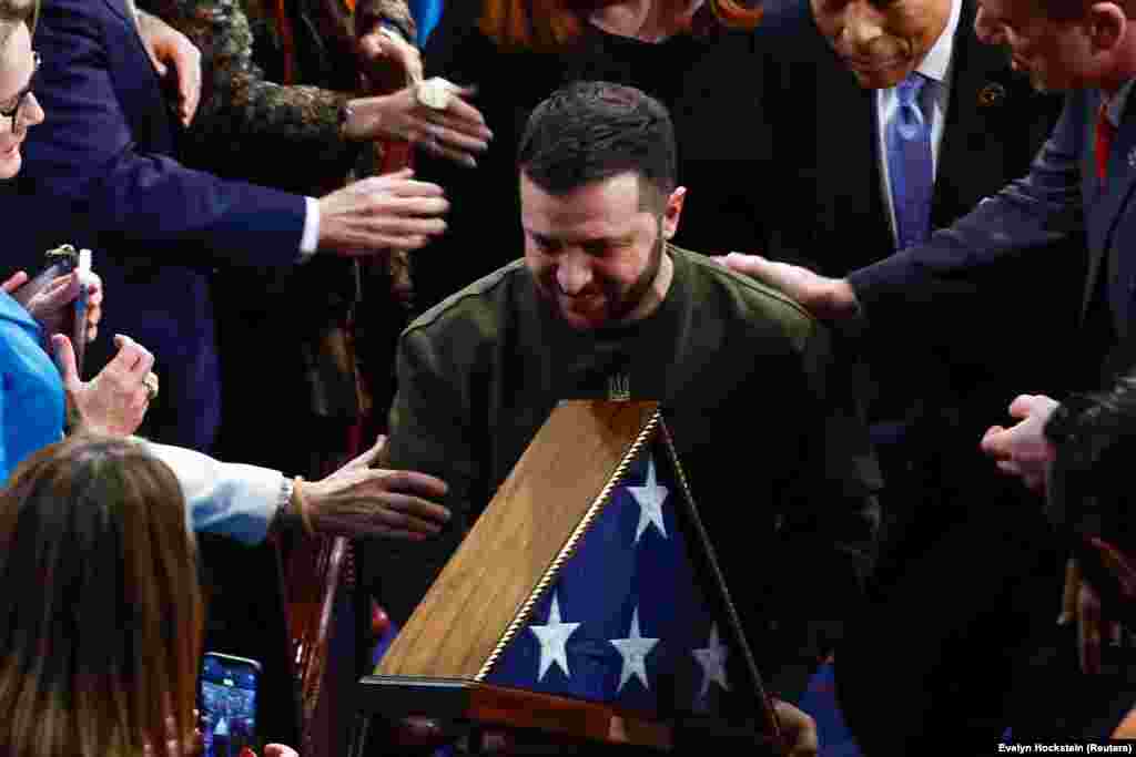 Zelensky përshëndetet ngrohtësisht nga ligjbërësit teksa largohet nga Kongresi amerikan.