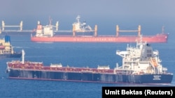 Një transportues i drithërave ukrainase duke hyrë në portin e Stambollit. Nëntor, 2022.
