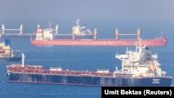 Një anije duke transportuar drithëra ukrainase në Detin e Zi, afër Stambollit. Nëntor, 2022.