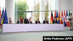 Kryeministrat e Kosovës, Shqipërisë, Bosnjë e Hercegovinës, Malit të Zi, Maqedonisë së Veriut dhe Serbisë, gjatë nënshkrimit të marrëveshjeve për njohjen reciproke të letërnjoftimeve, të diplomave universitare dhe të kualifikimeve profesionale, Berlin, 3 nëntor 2022.