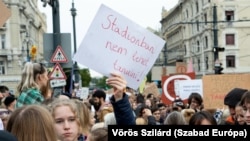Diákok tüntetnek a kirúgott tanárokért a budapesti Margit hídon 2022. október 5-én