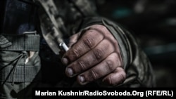 Руки українського солдата. Фото з Донеччини