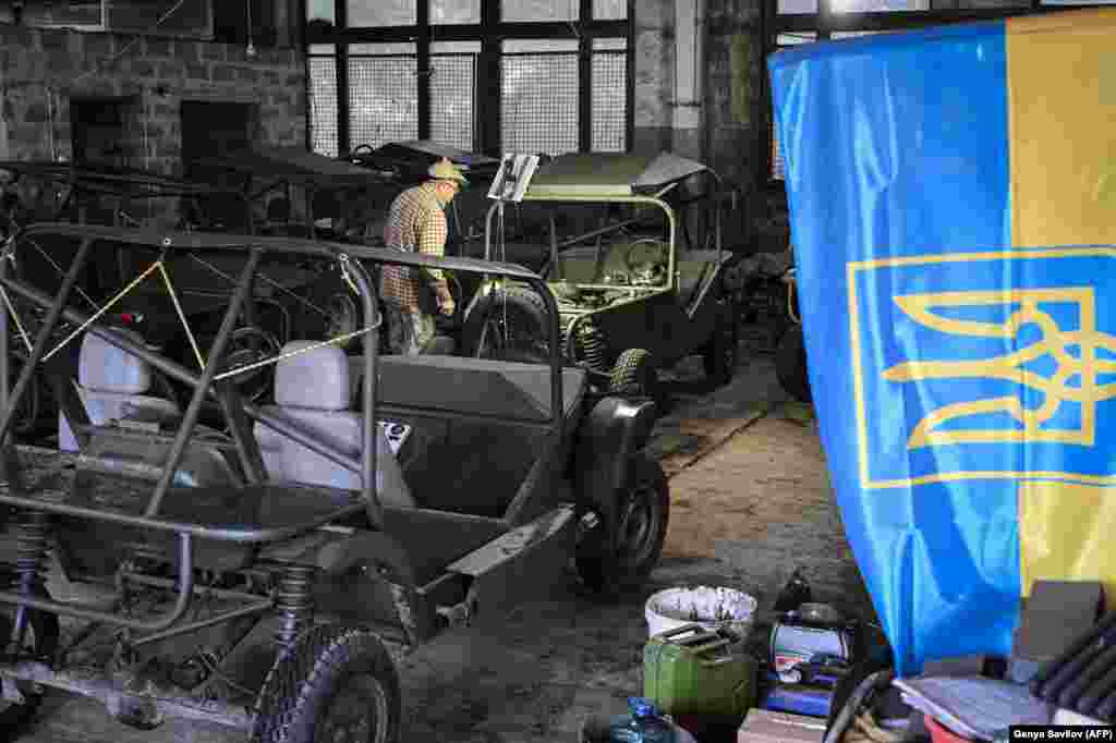 Buggies are prized on the battlefield for the open design that offers easy mounting and dismounting for fighters, a nearly unobstructed field of fire, and the vehicles&rsquo; ability to turn tight circles when a fast retreat is needed.