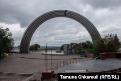 O sculptură reprezentând relațiile ruso-ucrainene a fost îndepărtată de sub Arcul Prieteniei Poporului, dăruit Ucrainei de către Uniunea Sovietică în 1982. Arcul a fost „spoit” de activiști cu vopsea în 2014, după ce Rusia a invadat Crimeea.