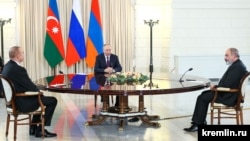 Președintele rus Vladimir Putin (centru), președintele azer Ilham Aliev (stânga) și prim-ministrul armean Nikol Pașinian la Soci, octombrie 2022.