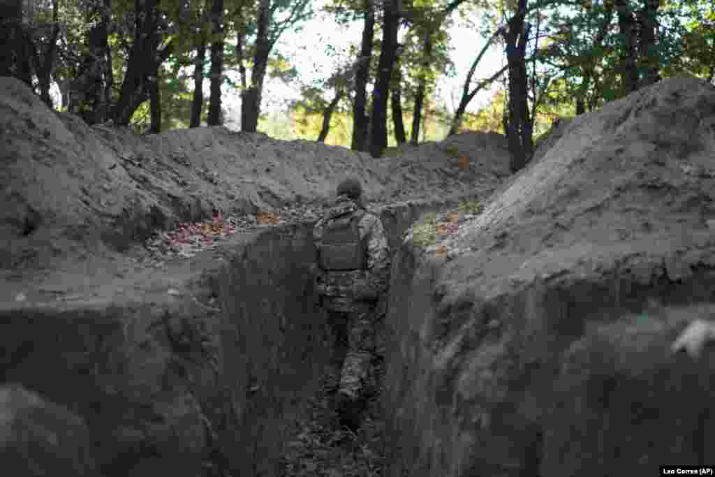 Un soldat ucrainean într-una din tranșeele cucerite de la ruși, în regiunea Herson, 12 octombrie. Trupele ucrainene par să avanseze în regiunea Herson, dar contraofensiva întâmpină o rezistență crâncenă în jurul orașului Herson. Oficialii ucraineni susțin că, dacă mai avansează în regiune, trupele ucrainene s-ar putea confrunta cu până la 45 de grupuri tactice ale batalioanelor rusești&nbsp; amplasate în jurul Hersonului.&nbsp; &nbsp;