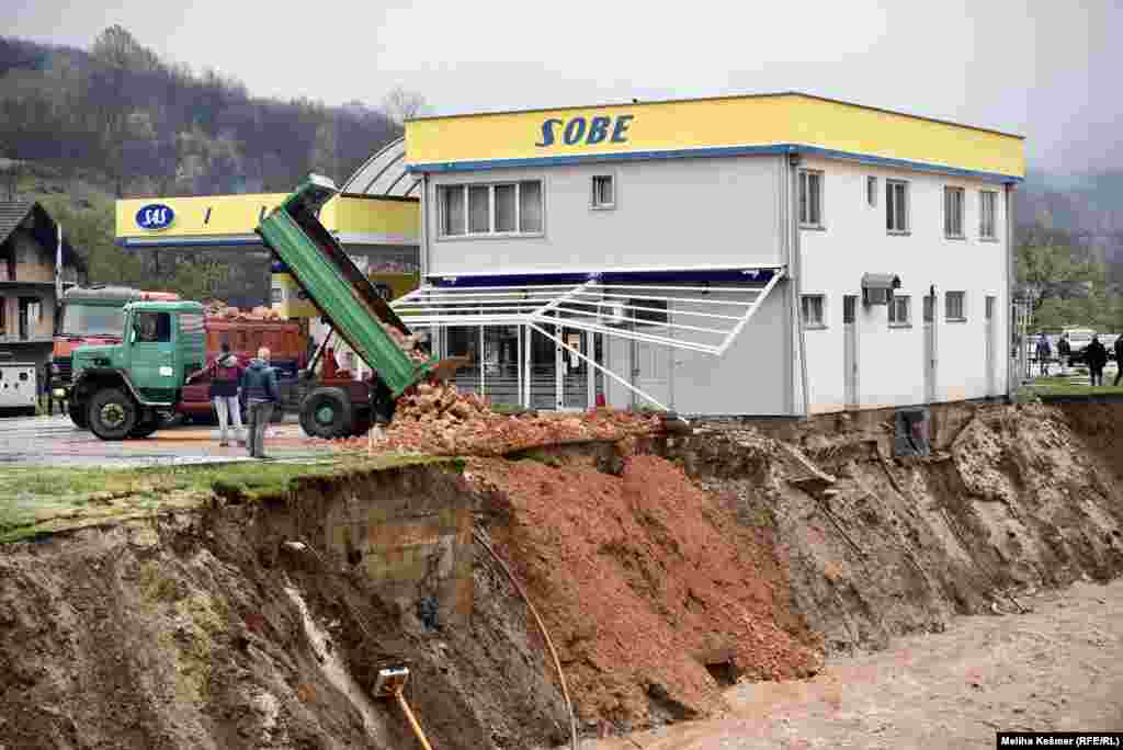 Odron uz rijeku Željeznicu ugrožava objekte na području naselja Vojkovići opštine Istočna Ilidža, 5. novembra 2021.