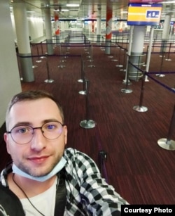 A Gulagu.net október 16-án fedte fel informátora kilétét, akit „Szergejként” említ. A fiatalember, aki először Afrikába és bejegyzései szerint most Franciaországba menekült, adta át az inkrimináló videókat a portálnak
