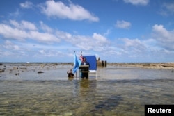 Discursul ministrului Justiției și Afacerilor Externe din Tuvalu, Simon Kofe, înaintea conferinței COP26. Nivelul din ce în ce mai ridicat al apelor va face ca țara insulară din Oceanul Pacific să nu mai poată fi locuită până la finele secolului.