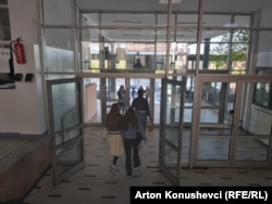 Në hyrje të një prej fakulteteve të UP-së nuk shihet asnjë person që kontrollon studentët nëse janë të vaksinuar ose nëse posedojnë dëshmi se nuk janë të infektuar me koronavirus.