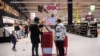 Vásárlók a csömöri Auchan áruházban 2021. február 12-én (Képünk illusztráció)