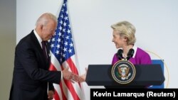 Միացյալ Նահանգների նախագահ Ջո Բայդենն ու Եվրոպական հանձնաժողովի նախագահ Ուրսուլա ֆոն դեր Լայենը Հռոմում G-20-ի գագաթնաժողովի շրջանակներում հանդիպման ժամանակ, 31-ը հոկտեմբերի, 2021թ/