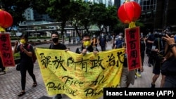 Militantul pentru democrație Raphael Wong protestează la Hong Kong, marcând 24 de ani de la retrocedarea fostei colonii britanice, Hong Kong, 1 iulie 2021.