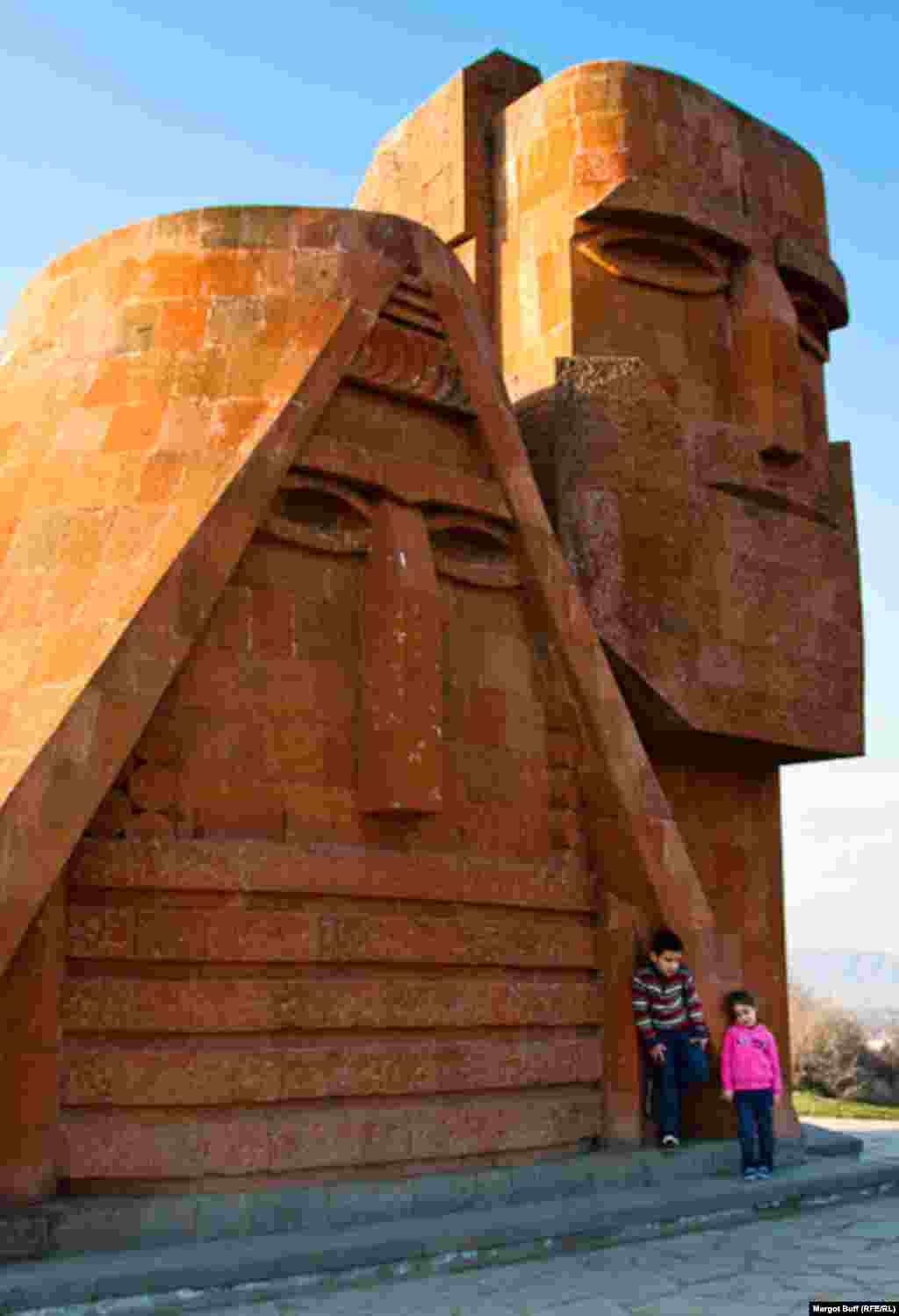 Monumentul&nbsp; &quot;Noi sîntem munții noștri,&quot; cunoscut sub prorecla &quot;Bunicul și bunica&quot;, o sculptură din 1967 considerată simbol al enclavei Nagorno-Karabakh.