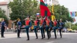 O unitate de protocol a forțelor transnistrene mărșăluind la Tiraspol pe 2 septembrie 2022, anul când administrația separatistă a sistat demonstrațiile militare propriu-zise, în urma invaziei rusești la scară largă în Ucraina 