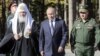 Московският патриарх Кирил, който открито подкрепя Кремъл, президентът на Русия Владимир Путин и министърът на отбраната Сергей Шойгу през септември 2018 г. 