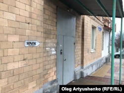 Një tabelë tregon për një strehë të improvizuar në Belgorod.