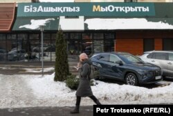 Një restorant pa emër në Almati, i hapur aty ku dikur shtrihej zinxhiri global, McDonald's.