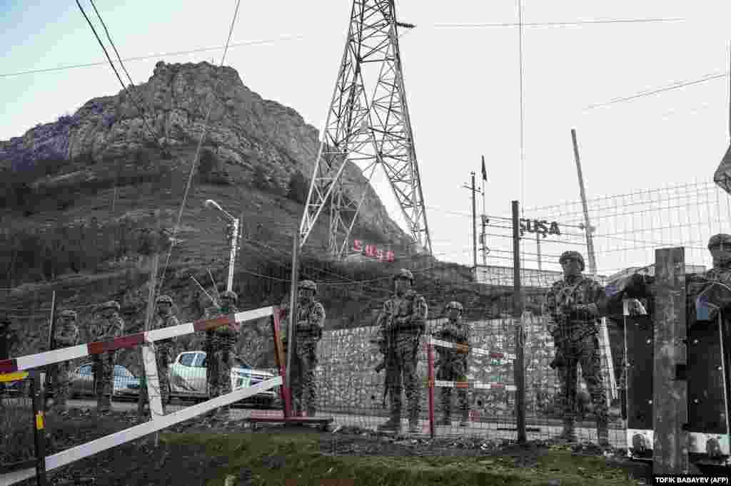 Militarii azeri păzesc un punct de control&nbsp; de-a lungul coridorului Lacin. Armenia susține că protestele sunt orchestrate de Azerbaidjan, iar Statele Unite au cerut autorităților de la Baku să ridice blocada. &nbsp;