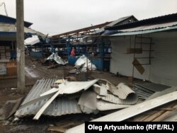 Një treg i dëmtuar në Shebekino, pranë kufirit me Ukrainën.