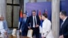 Ndryshe nga presidenti rus, Vladimir Putin, dhe kryeministri hungarez, Viktor Orban, presidenti serb, Aleksandar Vuçiq, nuk e deklaroi publikisht mbështetjen e tij për Milorad Dodikun para zgjedhjeve. (Foto: Dodik dhe Vuçiq në Beograd më 26 gusht 2020)