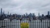 Un afiș care îndeamnă lumea să păstreze distanța socială, New York.