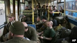 Украински военни са извозени от "Азовстал" до територия близо до затвор в самопровъзгласилата се Донецка народна република по информация на Асошиейтед прес. Източна Украйна, 17 май, 2022.