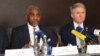 Gregory Meeks, președintele Comitetului pentru Afaceri Externe al Camerei Reprezentanților din Congresul SUA (stânga) și Michael McCaul, membru republican al Comitetului, într-o conferință de presă la Chișinău, 21 mai 2022