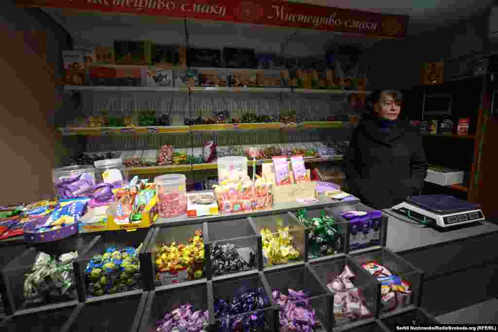 Shumë dyqane këtu janë të mbyllura dhe me sa duket të braktisura. Svitlana Yaroslavovna (në foto) po mban ende hapur një dyqan të vogël ku shet ëmbëlsira, qumësht dhe sallam. &ldquo;Kur është qetësi, nervozohem. Duket sikur ushtria po na dorëzon. Shpresoj që të mos e bëjë&quot;, rrëfen ajo pasi na bëri kafe. &ldquo;Sepse [vendbanimet e afërta Novohrodivka dhe Selidove u dorëzuan të dyja shumë shpejt edhe pse aty kishte fortifikime. Unë nuk jam ushtare, por do të doja që të mos i kishin lënë të binin&rdquo;.