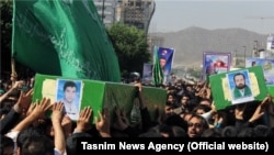 Një funeral për 4 refugjatë afganë që u vranë në Siri u mbajt në Mashhad të Iranit më 15 maj 2014.