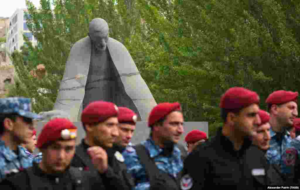 Rendőrök sorakoznak fel május 18-án a tüntetőkkel szemben Jerevánban