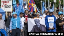 Protestë më 13 maj pranë selisë së OKB-së në Gjenevë lidhur me atë që u quajt mungesë e vëmendjes së shefes së OKB-së për të drejtat e njeriut, Michelle Bachelet, ndaj persekutimit të ujgurëve dhe grupeve të tjera në Kinë. 