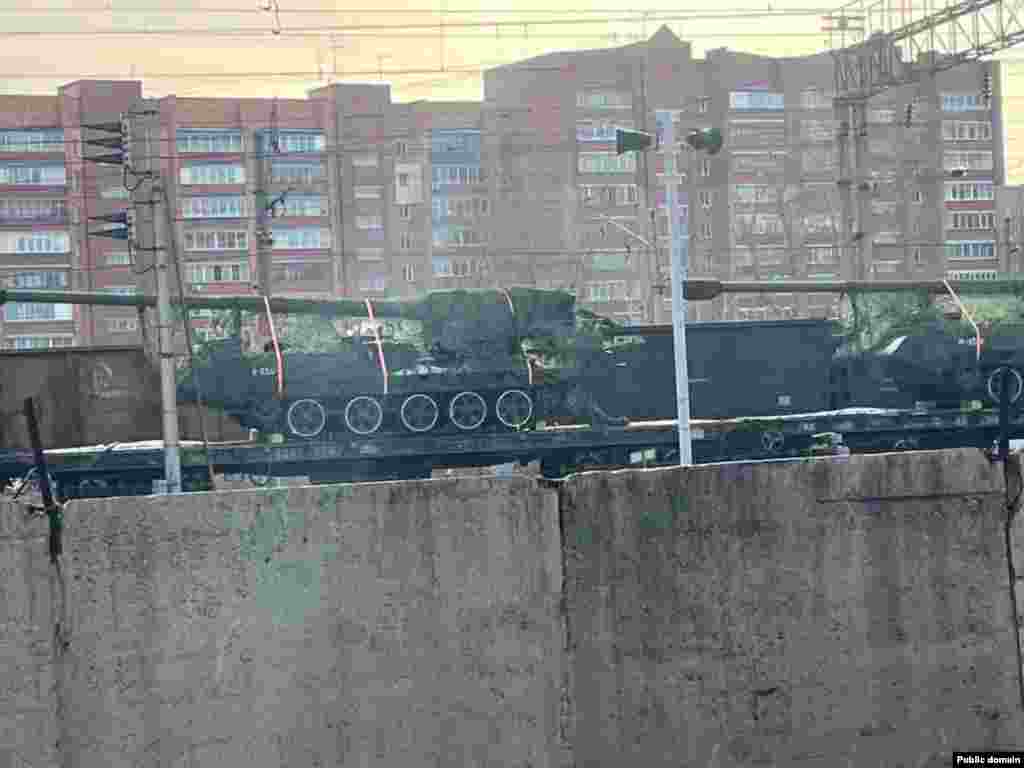 Një fotografi e sistemeve koreanoveriore të artilerisë me rreze të gjatë veprimi, që thuhet se u realizua gjatë transportimit të tyre nëpër Rusi. Zotimi prej 300 milionë eurosh nga Brukseli erdhi në një kohë kritike për Kievin, mes dëshmive në rritje se trupat e Koresë së Veriut po luftojnë përkrah forcave ruse në Ukrainë. Kjo fotografi, e publikuar për herë të parë më herët këtë muaj, tregon, po ashtu, se Pheniani po dërgon armatim për t&#39;i ndihmuar Rusisë me pushtimin tokësor të Ukrainës.