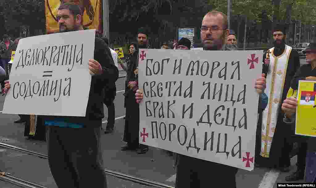 Grupa vernika je protestovala protiv Parade ponosa, tvrdeći da takav skup nije u duhu pravoslavlja. Nekoliko desetina muškaraca i žena okupilo se noseći slike srpskih svetaca i transparente &quot;Pravoslavni hrišćani protiv javnog egzibicionizma&quot;, &quot;Demokratija=sodomija&quot;...