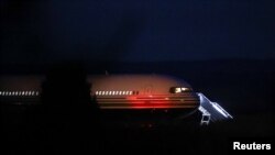 A brit sajtó szerint ez a repülőgép vitte volna a kitoloncolt menedékkérők első csoportját Ruandába a védelmi minisztérium Boscombe Down bázisáról. Wiltshire, Nagy-Britannia, 2022. június 14.