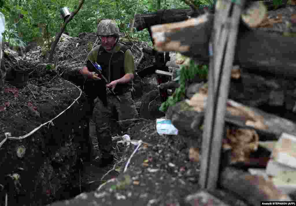 Украински војник оди по линијата на фронтот во близина на Авдијивка. Украина полека губи територии во Донбас. Киев ги моли западните земји за повеќе тешка артилерија, вклучително и хаубици и ракетни фрлачи.