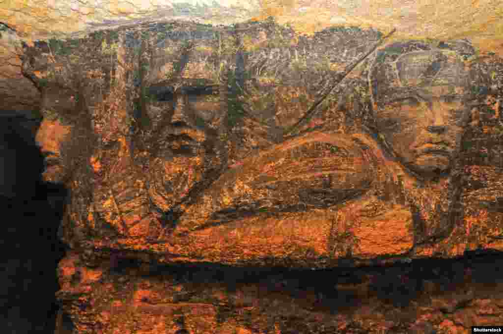 Pe pereții catacombelor încă se mai găsesc inscripții rămase de la partizanii sovietici, care s-au adăpostit aici în Al Doilea Război Mondial.