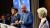 Nga e djathta, presidentja e Komisionit Evropian, Ursula von der Leyen, presidenti i Këshillit Evropian, Charles Michel, dhe presidenti francez, Emmanuel Macron, Bruksel 23 qershor 2022.