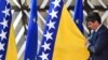 Član protokola namešta zastavu Bosne i Hercegovine pre dolaska na samit EU u Briselu, 23. juna 2022.
