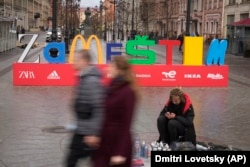 „Zamesztyim”, azaz Lecseréljük: a kivonult IKEA, Adidas, McDonald’s és más nyugati cégek nevének kezdőbetűiből kirakott szó és logó Szentpétervárott 2022. április 28-án