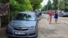 Vetura me targa KM në Mitrovicë të Veriut më 4 korrik 2022. 