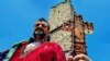 Një shtetas serb mban një ikonë teksa merr pjesë në një ceremoni për shënimin e "Betejës së Kosovës" në një memorial në Gazimestan, Prishtinë, 28 qershor 2022