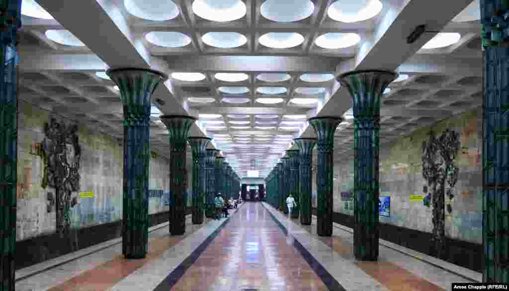 O stație a metroului din Tașkent, Uzbekistan, 9 august. O interdicție îndelungată de fotografiere a stațiilor de metrou a fost anulată anul acesta. Vedeți aici mai multe poze din metroul Uzbekistanului. (Amos Chapple, RFE/RL)​